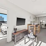 Modern 2Br On Collins Skyline Views & Parking