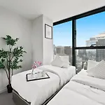 Modern 2Br On Collins Skyline Views & Parking