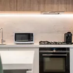 Stunning City And Bay Views Apt With Pool & Gym!