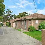 Stay Next To Train Station! Melbourne Cbd 12 Km!