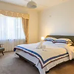 Prime Location House With Pool In Kew