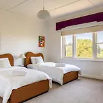Prime Location House With Pool In Kew