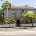 Prime Location House With Pool In Kew