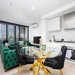 Luxury Apartment Free Car Park, Pool, Gym, Sauna, Steam Room