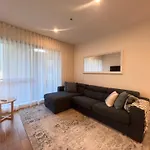 Exquisite 3Br Exhibition Melbourne With Gym & Pool