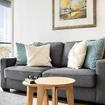 Melbourne Cbd Apt With A C Balcony & Pool