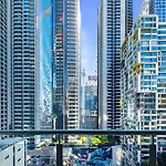 Melbourne Cbd Apt With A C Balcony & Pool