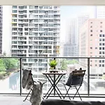 Spacious 2Br Apt Walk To Southern Cross Station