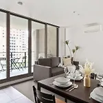 Spacious 2Br Apt Walk To Southern Cross Station