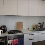 Room With Wide Single Bed Free Tram To Melbourne Cbd & Southern Cross Station