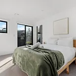 South Yarra Luxe - Spacious Townhouse & Parking