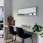 Skyline Oasis Apartment With Balcony In Lonsdale