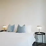 Melbourne Modern City Getaway - Pool, Spa & Sauna