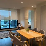 Modern 2-Bed Apt With Parking In West Melbourne