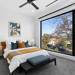 5 Ensuite Luxury Holiday House Balwyn North