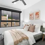 5 Ensuite Luxury Holiday House Balwyn North