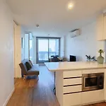 Cozy 2Br Apt Steps From Southern Cross City Views