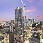 Modern 2Br Cbd Apartment Stunning Views & Pool