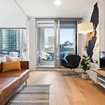Modern 2Br Cbd Apartment Stunning Views & Pool