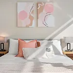 Breathtaking Views At Spacious Apartment In Melbourne Cbd With Gym