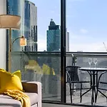 Breathtaking Views At Spacious Apartment In Melbourne Cbd With Gym