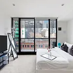 A Cozy Studio Only A 4-Min Walk To Victoria Market