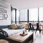 Designer 2 Bedroom + Pool + Gym + Close To Cbd