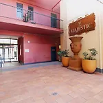 Mayford - Long Stay Rates, Pool, Gym, Parking