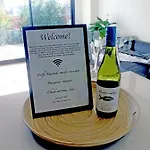 Modern 3 Bedroom Apt With Free Parking, Netflix, Wifi & Welcome Wine By Bnb Pro