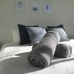 Modern 3 Bedroom Apt With Free Parking, Netflix, Wifi & Welcome Wine By Bnb Pro