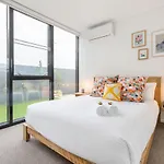 ☆Of Southbank☆Light Filled Apartment☆Huge Private Terrace With City Views☆Parking☆Pool☆Gym☆Wifi