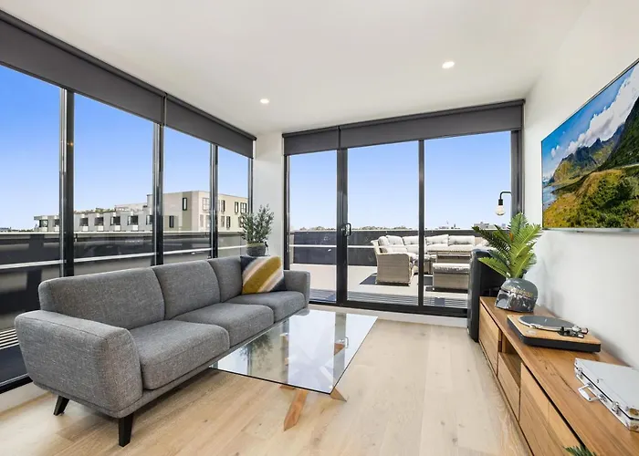 Luxe 3-Bed Apartment Near Lygon St Bars And Dining