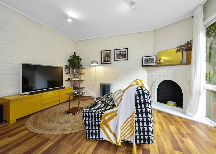 Carlton Dream: Leafy 2Bed 2Bath Lygon Str Townhouse