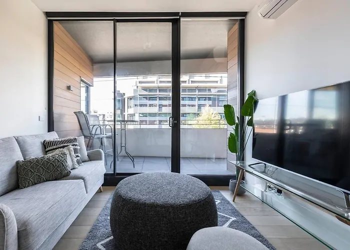 Stunning Modern Style With A Gym, Pool And Spa