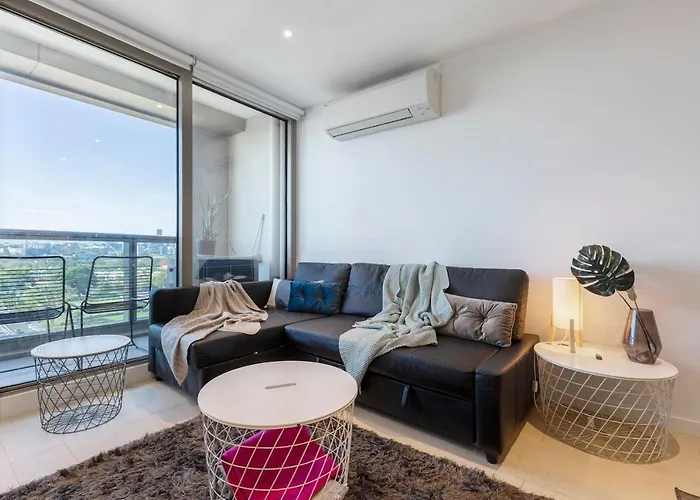 Flemington Filly - Bright Abode With Sweeping Views