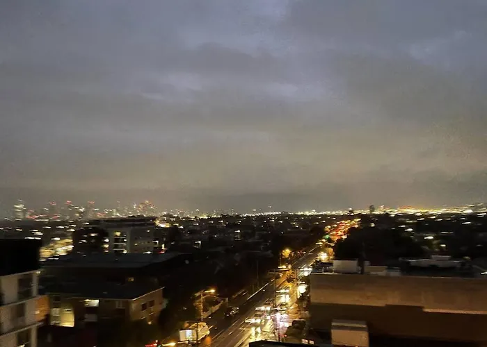 Lovely 1Bd Condo With Free Parking City View