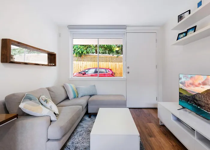 Snug St Kilda Apartment With Private Courtyard
