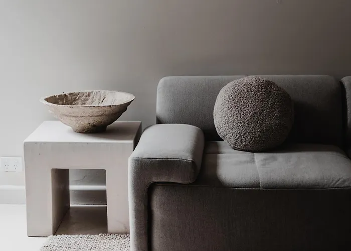 Boutique Stylish 3 Bedroom Family Home In Melbourne With Parking