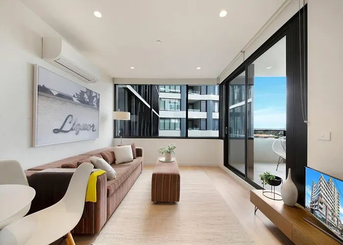 Cool And Contemporary On The City Edge