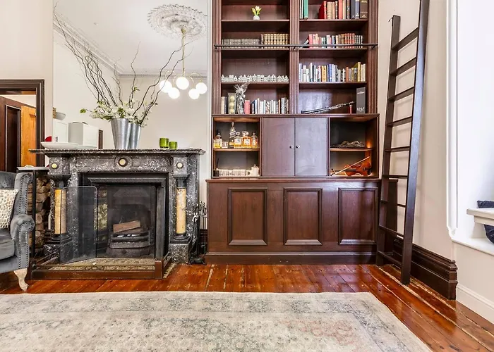 Elwood Manor - A Restored Art-Deco Gem