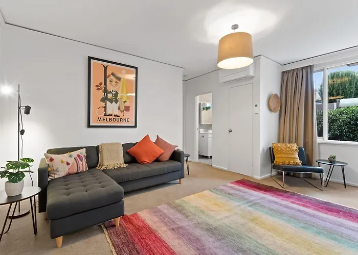 Urban Retro - Experience Vibrant Courtyard Charm