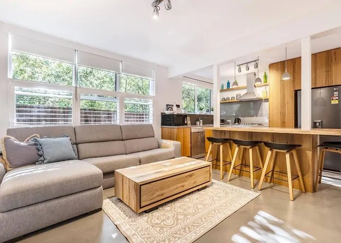 \'Cedar Loft\' Contemporary Comfort In Leafy St Kilda