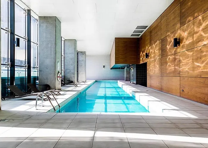 A Chic 2Br Apt City Views Near Southern Cross