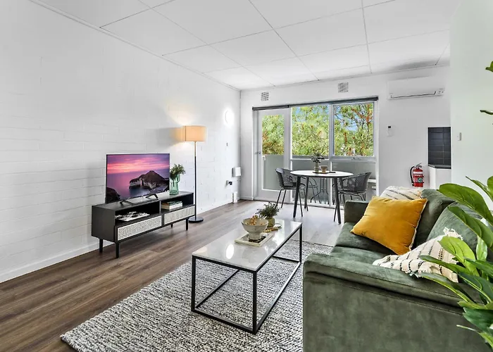 Delightful 1-Bed Apartment Steps From Royal Park