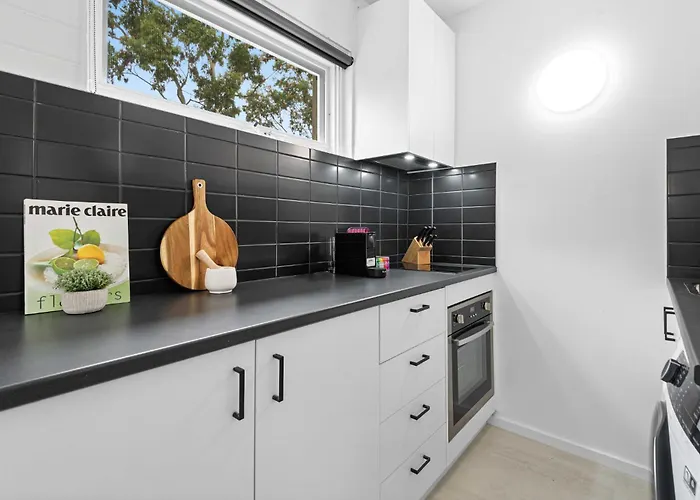 Stunning 1-Bed Ground Floor Unit With Front Yard