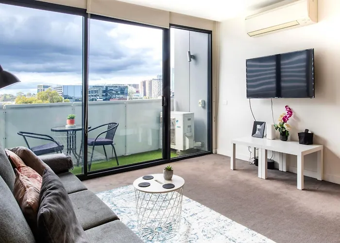 Clarendon St Chic Modern 2-Bedroom Apartment Escape