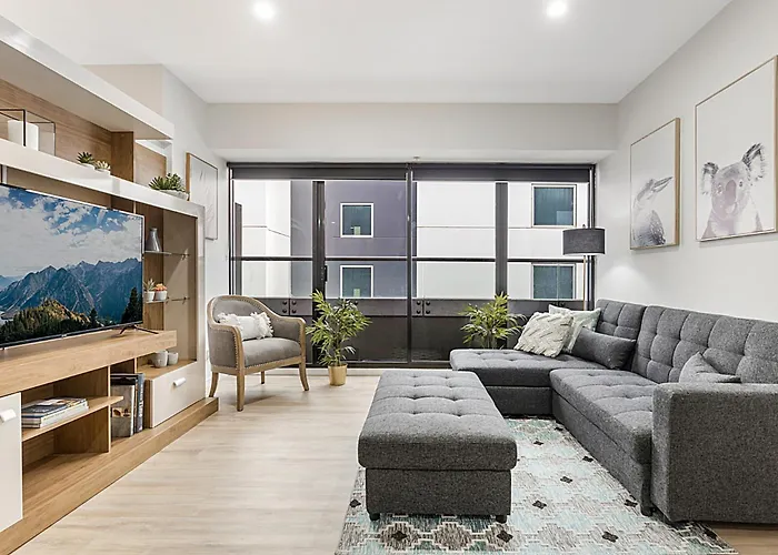 Executive Unit With Pool And Gym Near Riverfront