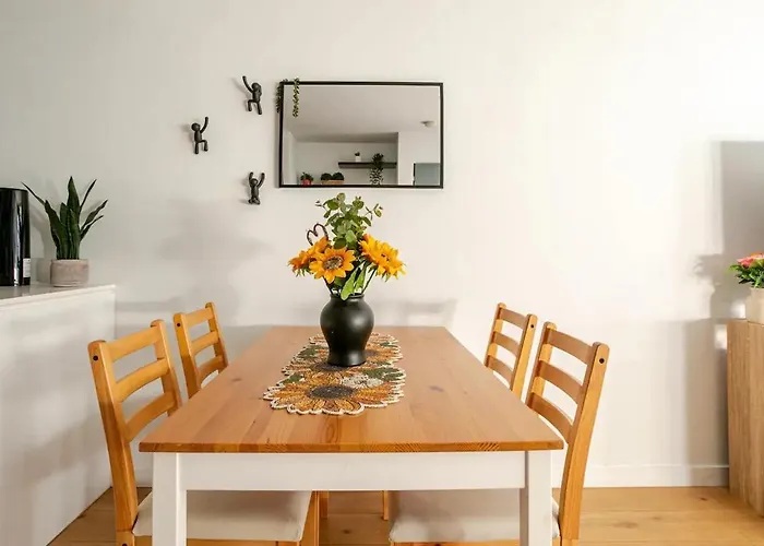 Modern 1Bd ; Pool, Gym, Secure Underground Carpark