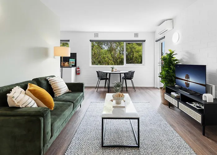 Pristine 1-Bed Unit Moments From Royal Park