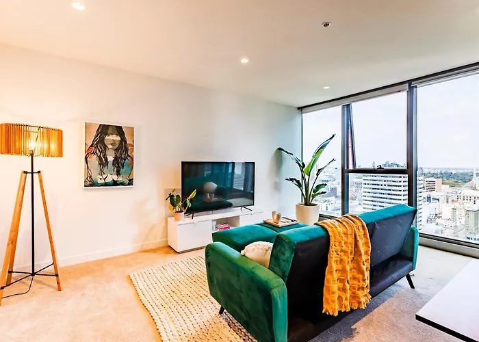 Elegant 1 Bed W/ Balcony & Views